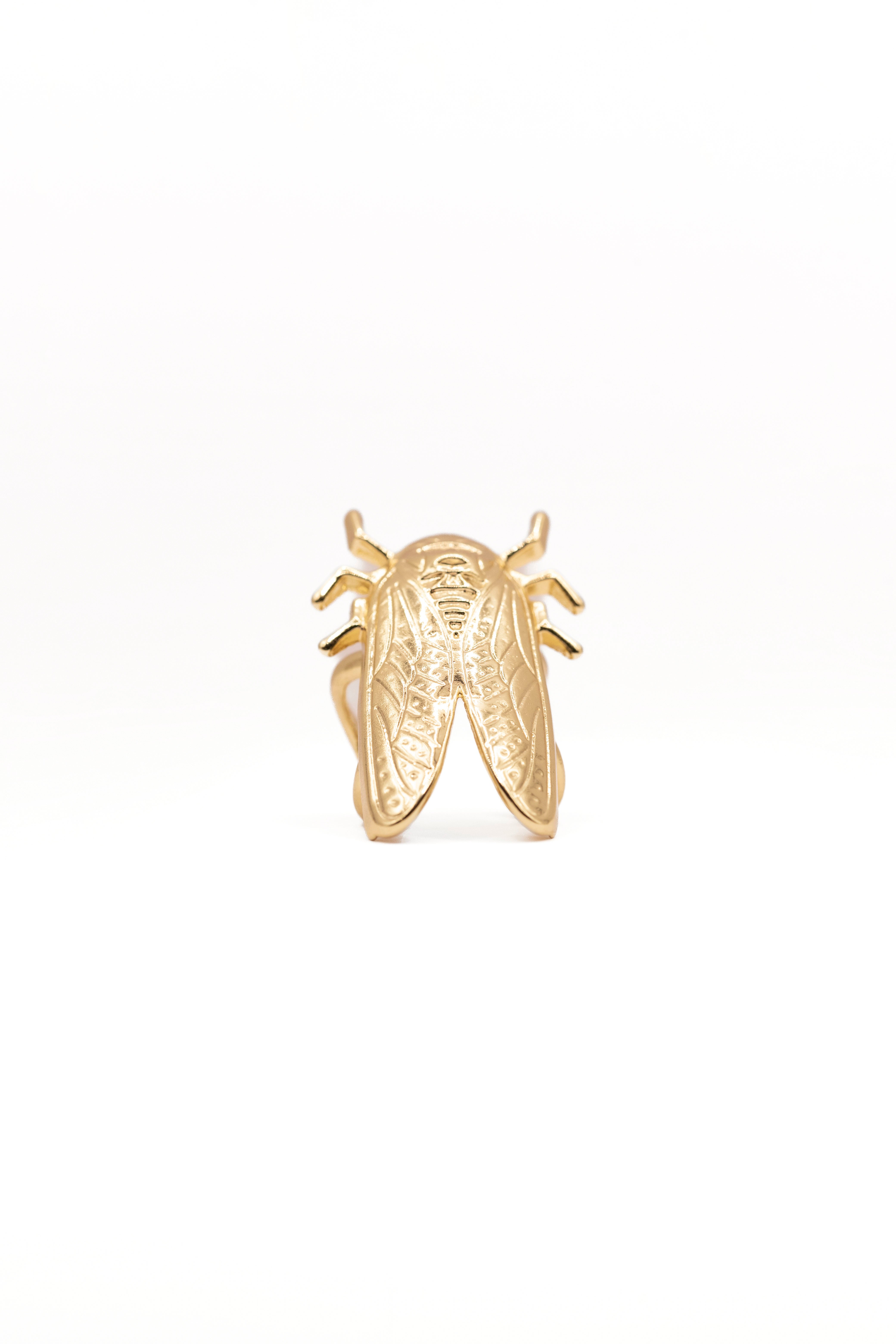 anillo-adaptable-hecho-a-mano-en-bronce-banado-en-oro-en-forma-de-polilla