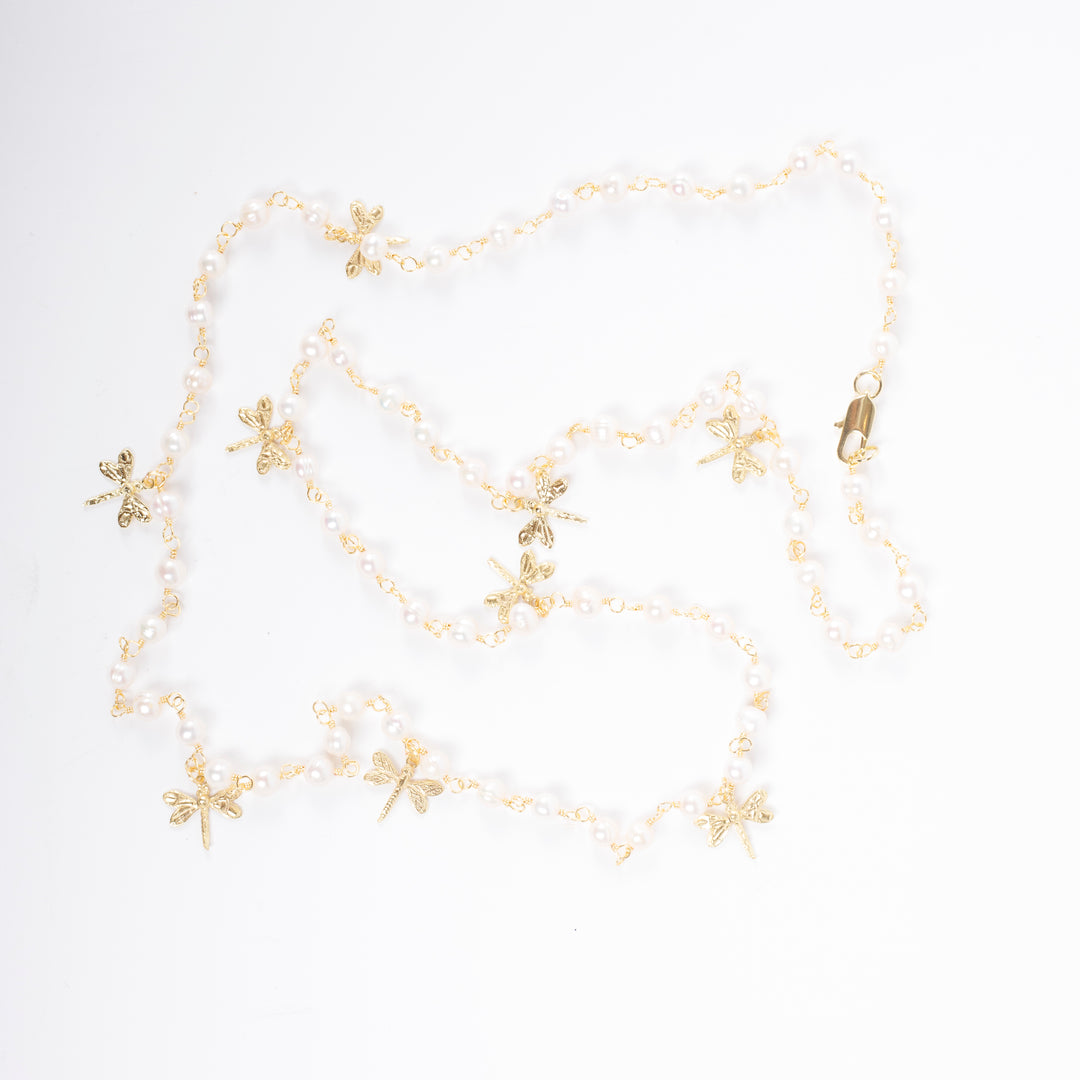 Collar de Perlas Naturales de Agua Dulce con Libélulas