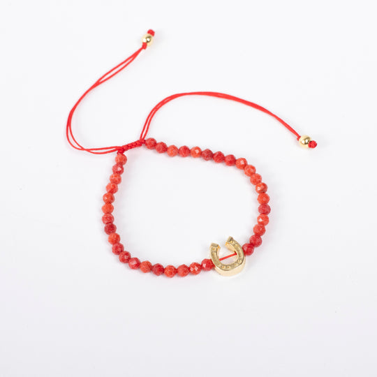 Pulsera de Hilo Rojo Ajustable con Coral Facetado y Herradura de la Suerte