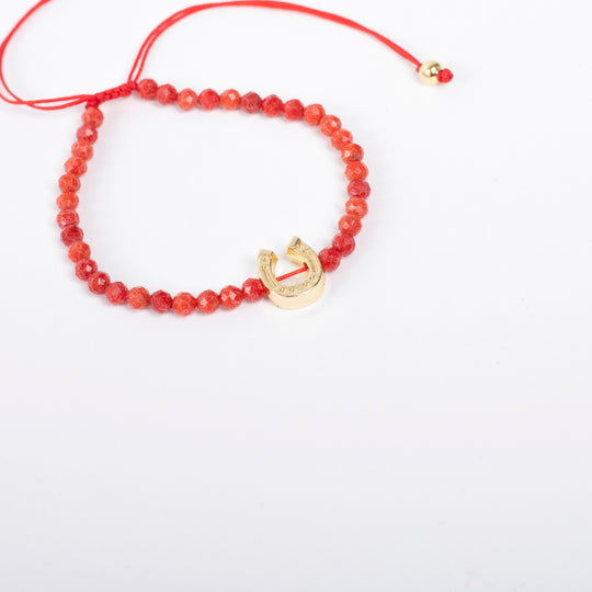 Pulsera de Hilo Rojo Ajustable con Coral Facetado y Herradura de la Suerte